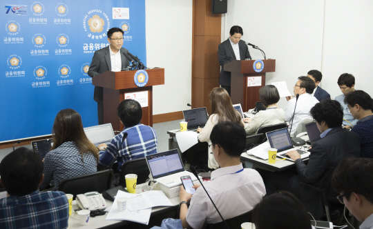 금융위원회는 18일 서울 프레스센터에서 '제5차 금융개혁회의'를 열고 인터넷전문은행 도입방안에 대해 논의했다. 금융위는 9월부터 예비인가 신청을 받을 계획으로, 내년 상반기 인터넷 전문은행을 본격 출범할 전망이다. 도규상 금융서비스국장이 관련 내용을 브리핑하고 있다.  사진=유동일기자 eddieyou@